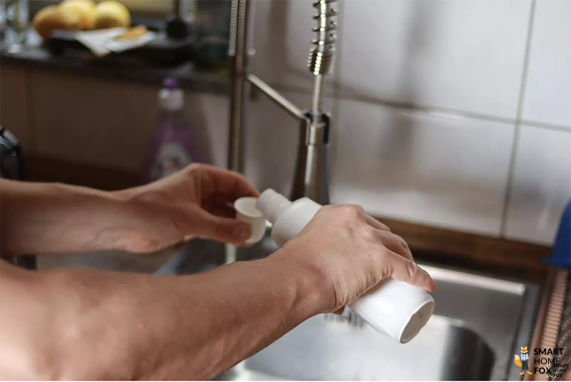 Reinigungslösung einfüllen